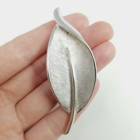 Vintage Crown Trifari Leaf Shape Brooch, Silver Tone Lapel PIn, Unisex Minimal - Picture 6 of 7